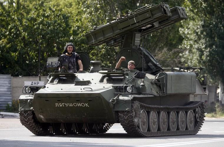 Lực lượng dân quân miền Đông Ukraine đang điều khiển tổ hợp phòng không tự hành 9K35 Strela-10