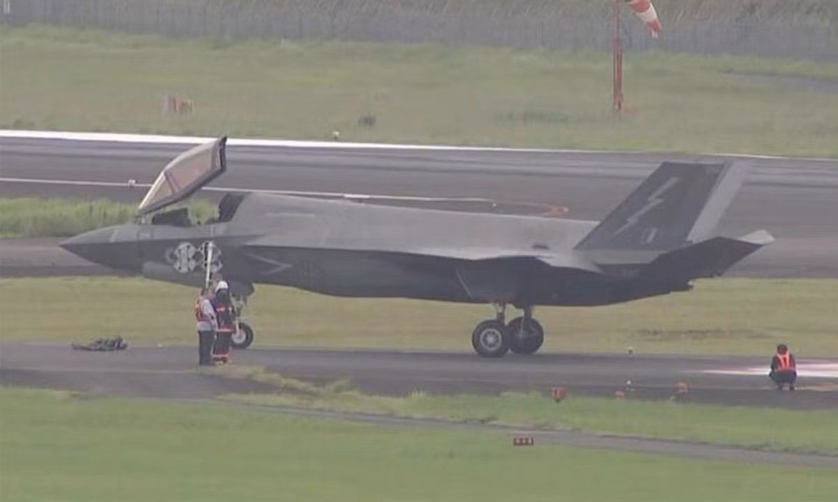 Tiêm kích F-35B của Anh hạ cánh xuống Nhật Bản