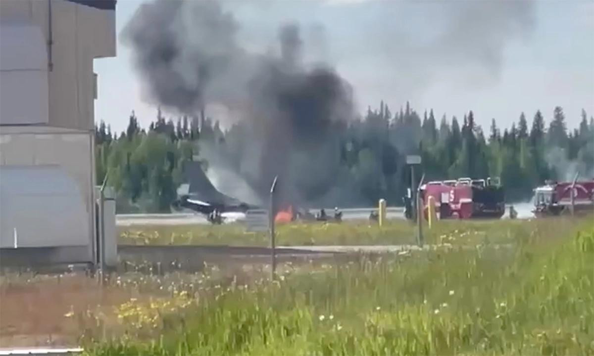 Hiện trường vụ tiêm kích F-16D Hàn Quốc rơi tại Alaska, Mỹ ngày 11/6. Hiện trường vụ tiêm kích F-16D Hàn Quốc rơi tại Alaska, Mỹ ngày 11/6.