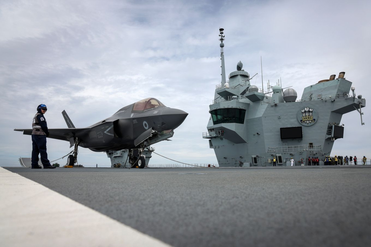 Tàu sân bay HMS Prince of Wales với tiêm kích tàng hình F-35B Tàu sân bay HMS Prince of Wales với tiêm kích tàng hình F-35B