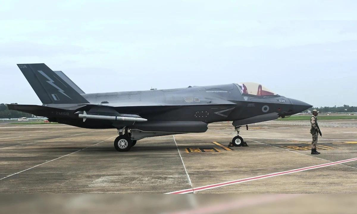 Tiêm kích F-35B Anh tại sân bay Thiruvananthapuram trong bức ảnh đăng ngày 18/6. Tiêm kích F-35B Anh tại sân bay Thiruvananthapuram trong bức ảnh đăng ngày 18/6.