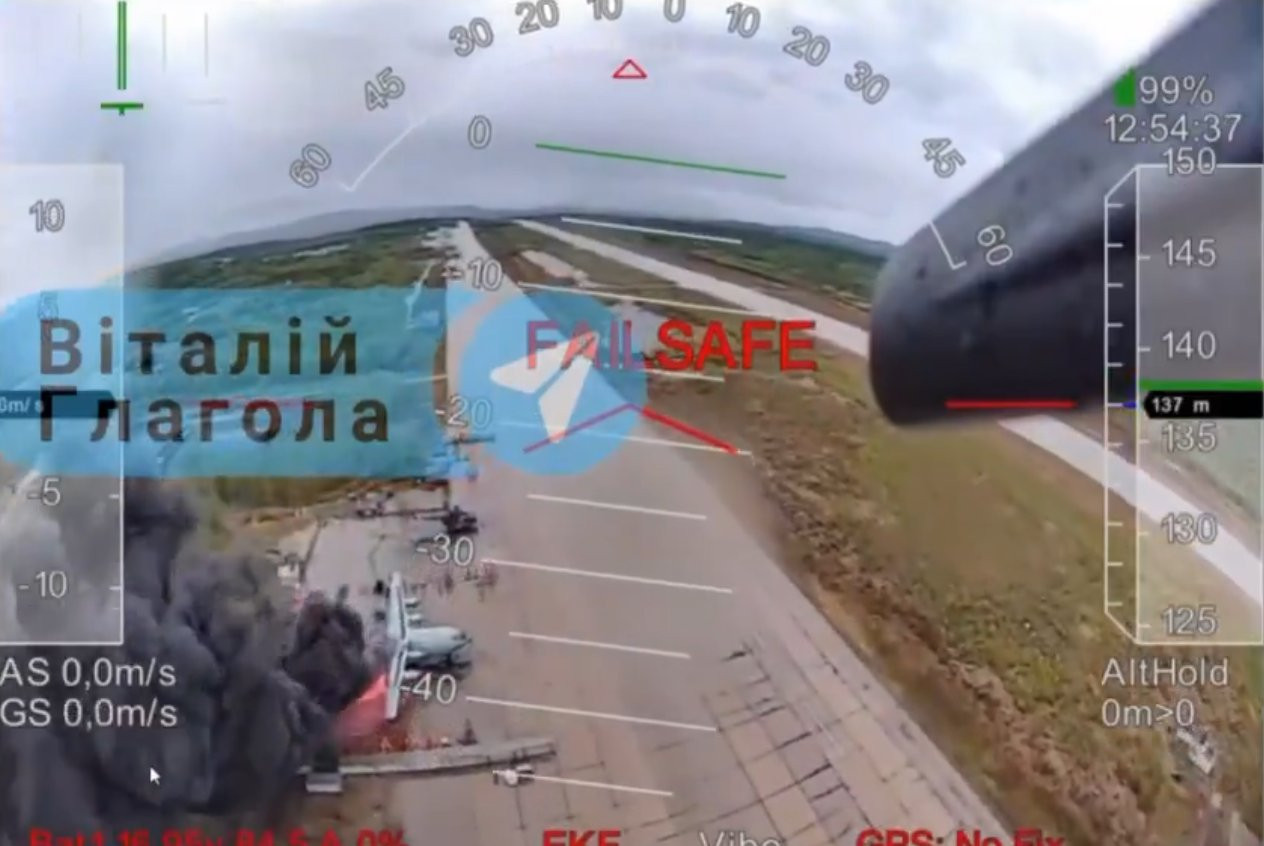 Hình ảnh được cho là chiếc An-12 của Nga bị cháy Hình ảnh được cho là chiếc An-12 của Nga bị cháy