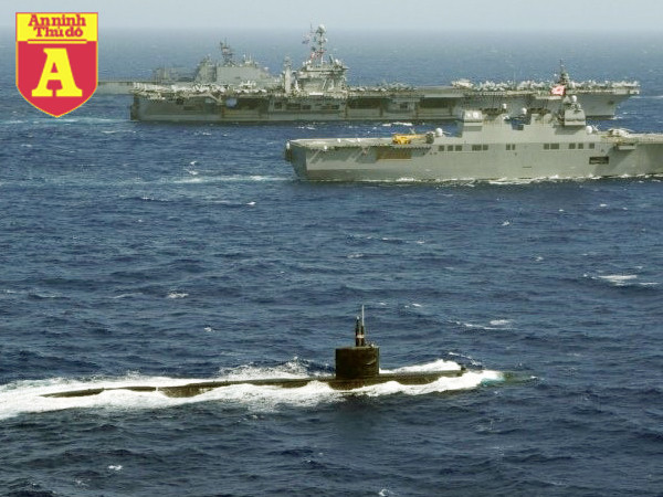 Tàu ngầm hạt nhân lớp Los Angeles đang bảo vệ tàu sân bay