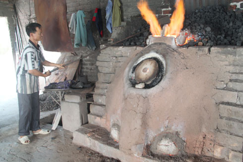 Nhọc nhằn mưu sinh bên "hỏa ngục" giữ nghề thổi thủy tinh ảnh 1