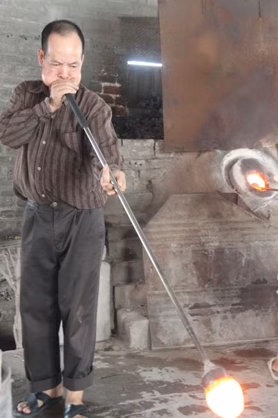 Nhọc nhằn mưu sinh bên "hỏa ngục" giữ nghề thổi thủy tinh ảnh 3