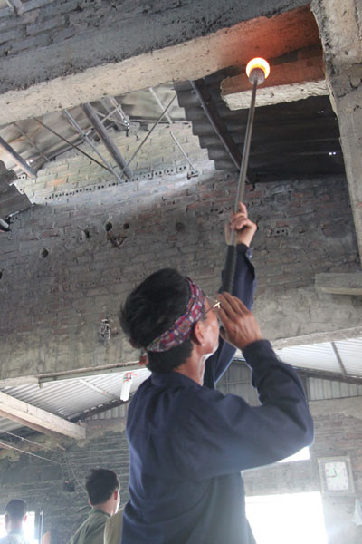 Nhọc nhằn mưu sinh bên "hỏa ngục" giữ nghề thổi thủy tinh ảnh 2