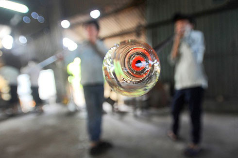 Nhọc nhằn mưu sinh bên "hỏa ngục" giữ nghề thổi thủy tinh ảnh 5