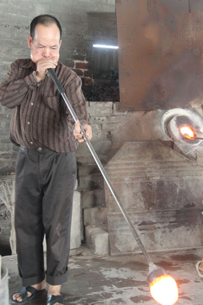 Nhọc nhằn mưu sinh bên "hỏa ngục" giữ nghề thổi thủy tinh ảnh 3