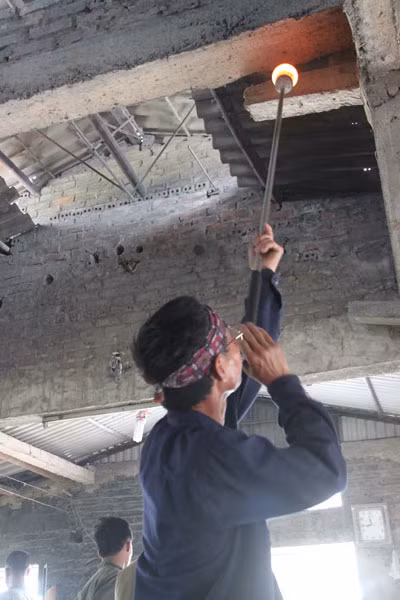 Nhọc nhằn mưu sinh bên "hỏa ngục" giữ nghề thổi thủy tinh ảnh 2