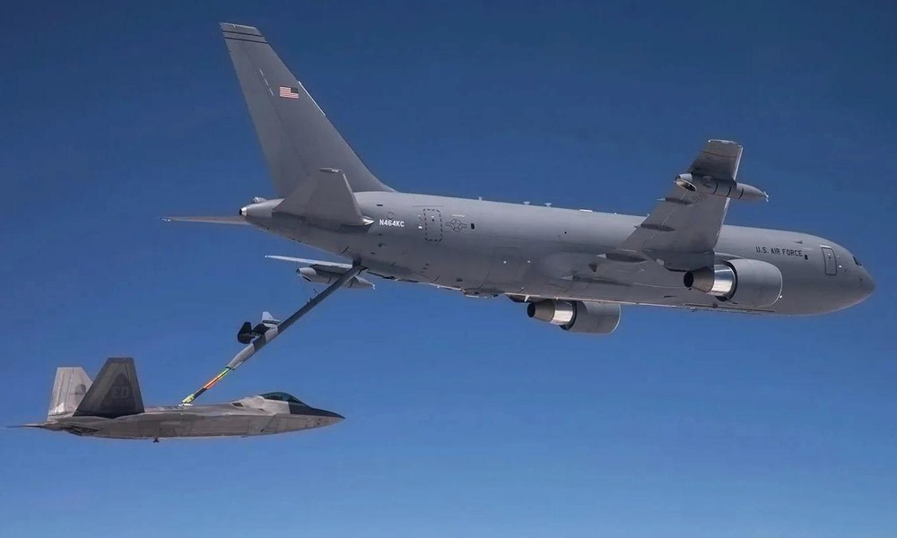 Máy bay tiếp dầu KC-46 tiếp dầu cho chiến đấu cơ F-22