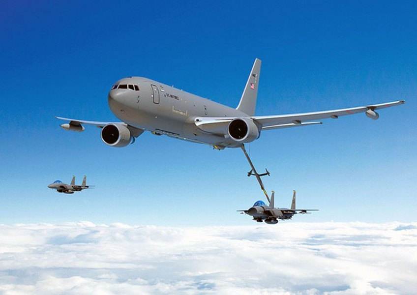 Máy bay tiếp dầu KC-46A đang tiếp dầu cho tiêm kích hạng nặng F-15