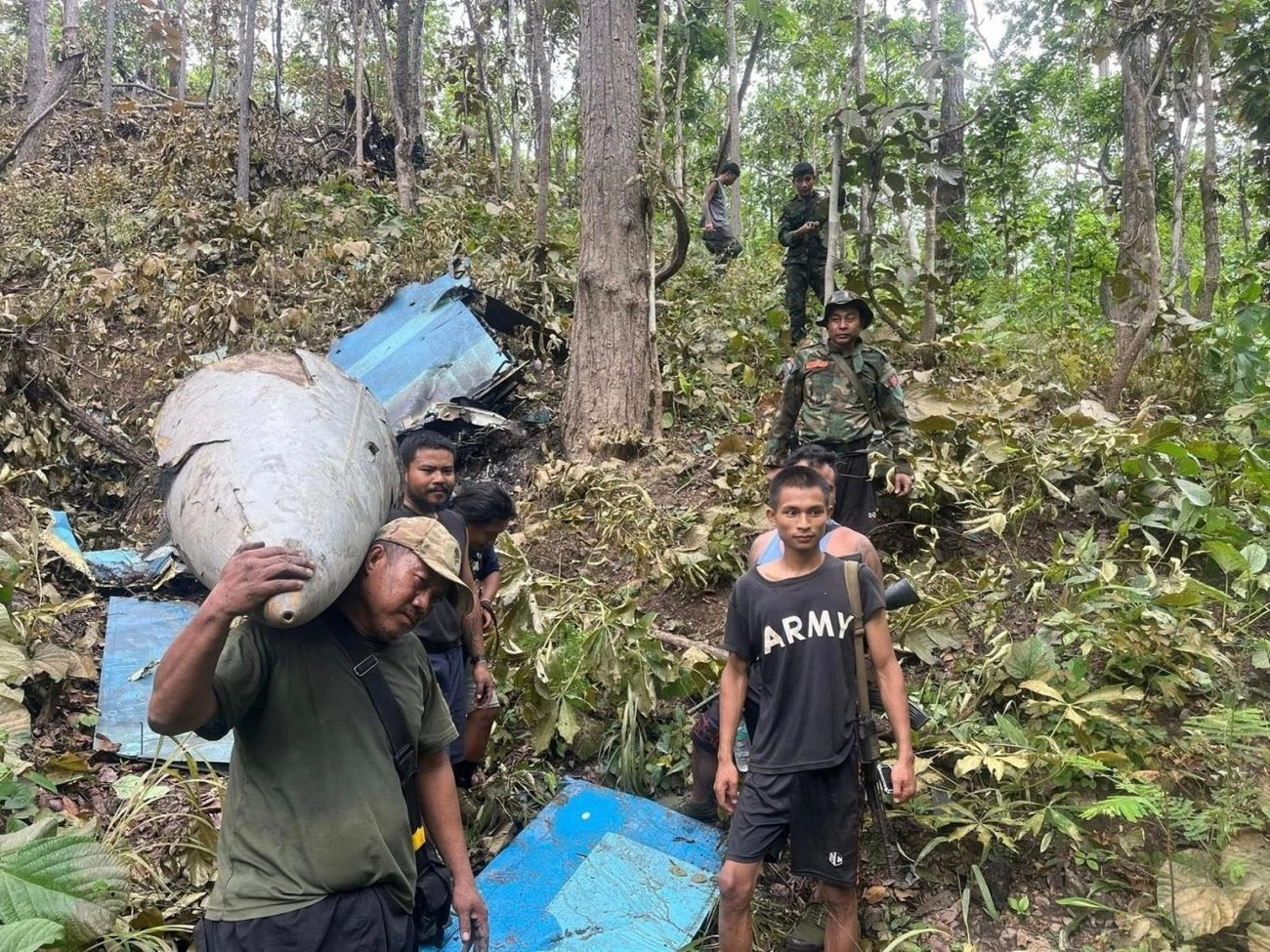 Các thành viên KNDF bên xác chiến đấu cơ mà nhóm này tuyên bố bắn hạ. Các thành viên KNDF bên xác chiến đấu cơ mà nhóm này tuyên bố bắn hạ.
