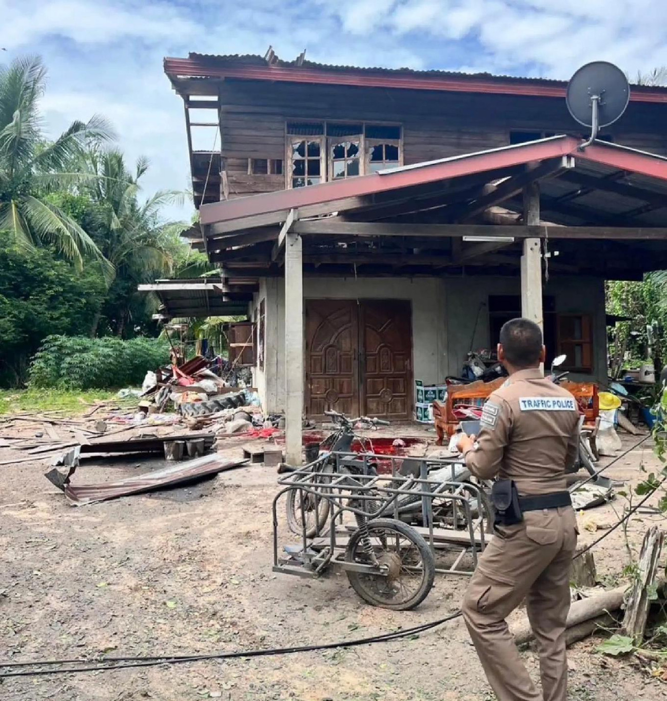 Cảnh sát Thái Lan xem xét một ngôi nhà trúng đạn pháo phản lực ở huyện Kap Choeng.