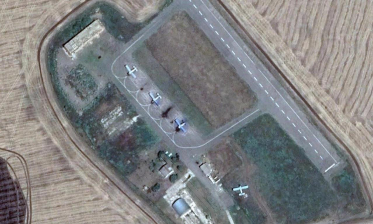 Phi đội An-2 ở sân bay gần làng Kislichevata trong ảnh vệ tinh.