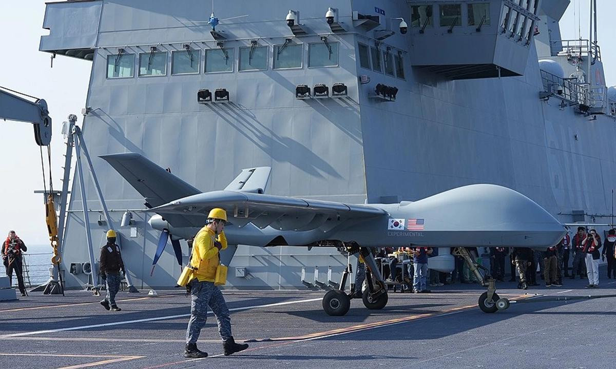 UAV Mojave trên tàu đổ bộ Dokdo của Hàn Quốc tháng 11/2024. UAV Mojave trên tàu đổ bộ Dokdo của Hàn Quốc tháng 11/2024.