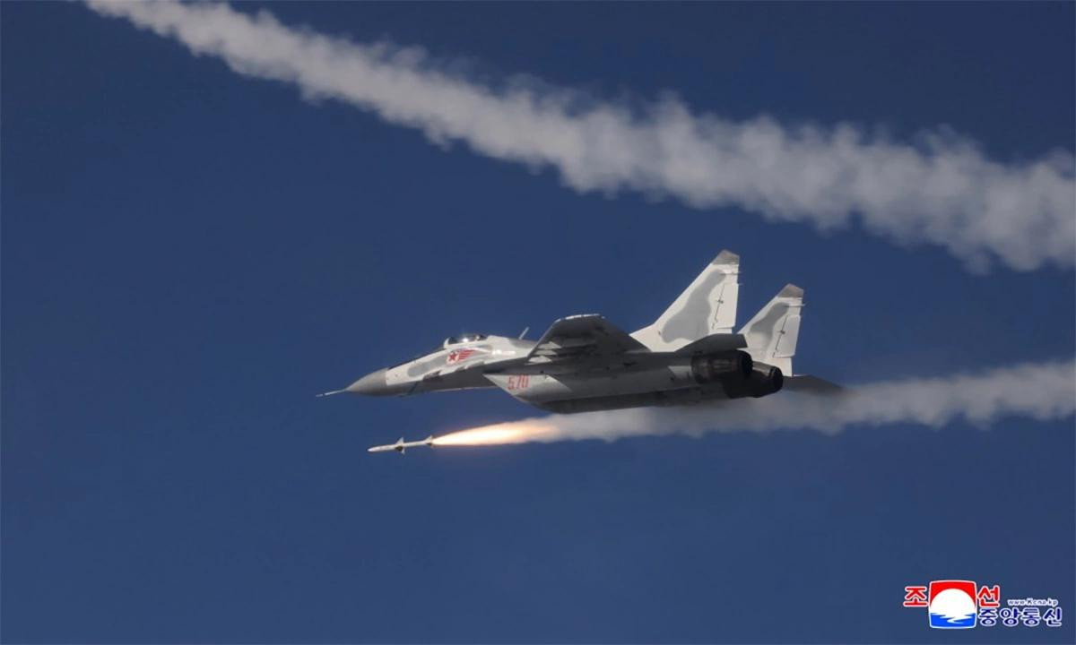 Tiêm kích MiG-29 Triều Tiên phóng tên lửa không đối không loại mới Tiêm kích MiG-29 Triều Tiên phóng tên lửa không đối không loại mới