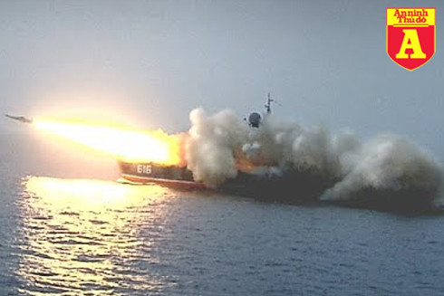 Chiến hạm siêu tốc lớp Bora đang phóng tên lửa Moskit Chiến hạm siêu tốc lớp Bora đang phóng tên lửa Moskit