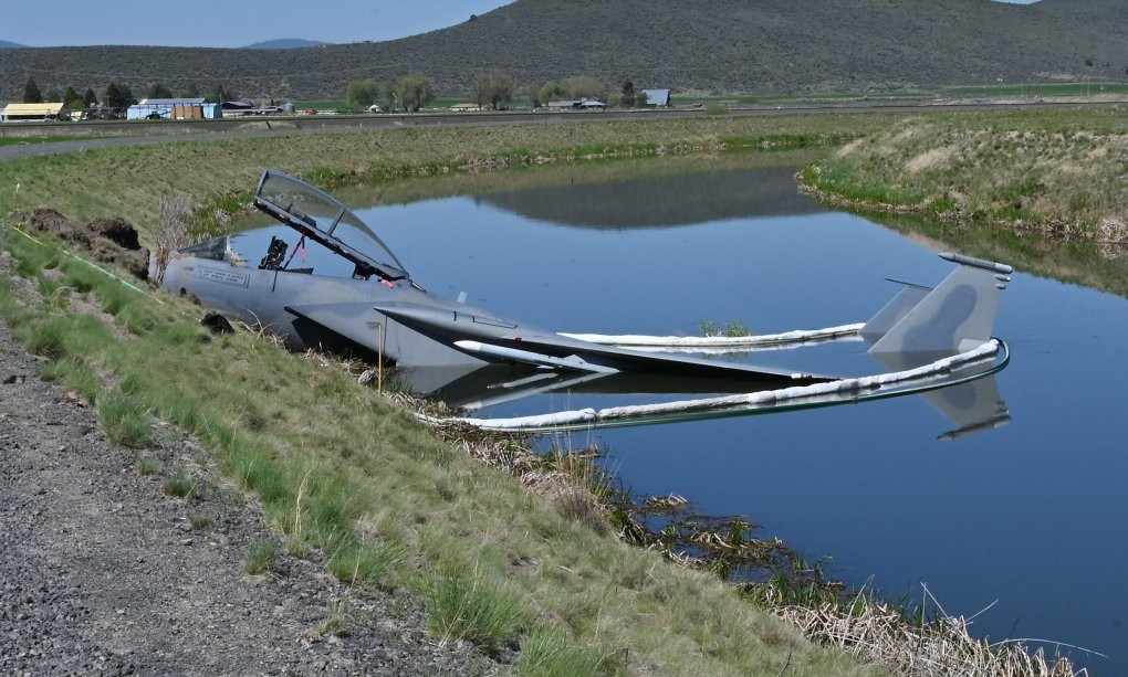 Tiêm kích F-15D lao xuống mương nước