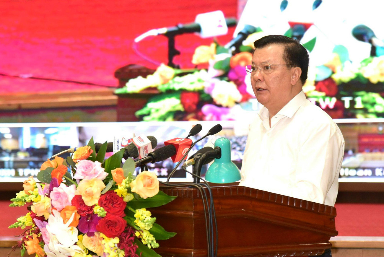 Ủy viên Bộ Chính trị, Bí thư Thành ủy, Trưởng đoàn đại biểu Quốc hội TP Hà Nội Đinh Tiến Dũng trình bày Nghị quyết của Bộ Chính trị về phương hướng, nhiệm vụ phát triển Thủ đô Hà Nội đến năm 2030, tầm nhìn đến năm 2045 Ủy viên Bộ Chính trị, Bí thư Thành ủy, Trưởng đoàn đại biểu Quốc hội TP Hà Nội Đinh Tiến Dũng trình bày Nghị quyết của Bộ Chính trị về phương hướng, nhiệm vụ phát triển Thủ đô Hà Nội đến năm 2030, tầm nhìn đến năm 2045