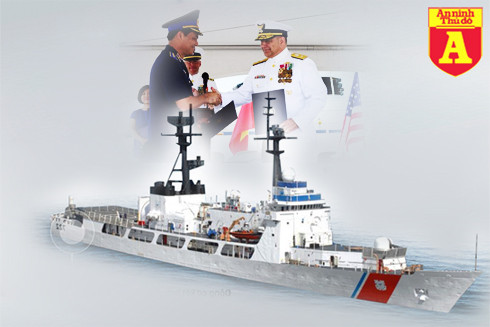 Chỉ huy lực lượng Tuần duyên Mỹ và đại diện Cảnh sát biển Việt Nam bắt tay chúc mừng buổi chuyển giao thành công