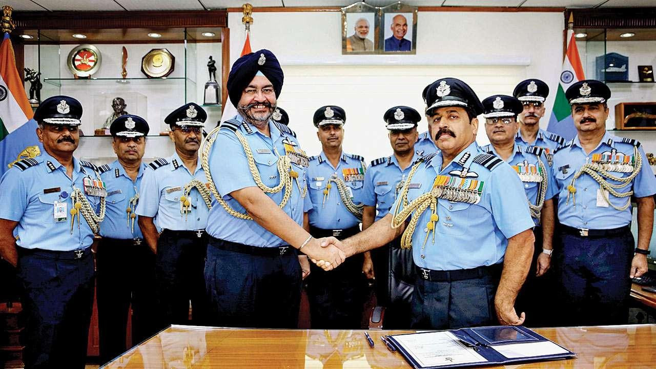 Đại tướng Rakesh Kumar Singh Bhadauria (bên phải)