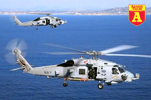 Trực thăng MH-60R đang đeo ngư lôi Mk-54 bên hông.