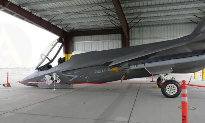 Tiêm kích hạm F-35C bị sập càng