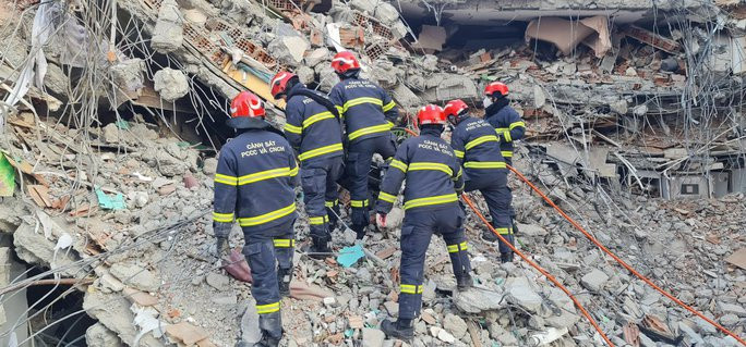 Những cán bộ chiến sĩ Công an nhân dân Việt Nam bất chấp điều kiện khắc nghiệt khẩn trương tìm kiếm người bị nạn ở Thổ Nhĩ Kỳ