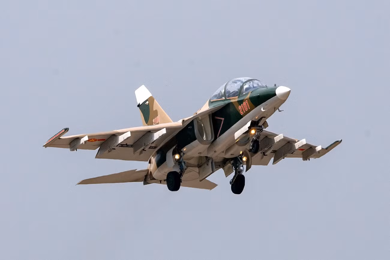 Máy bay huấn luyện kiêm chiến đấu Yak-130 Máy bay huấn luyện kiêm chiến đấu Yak-130