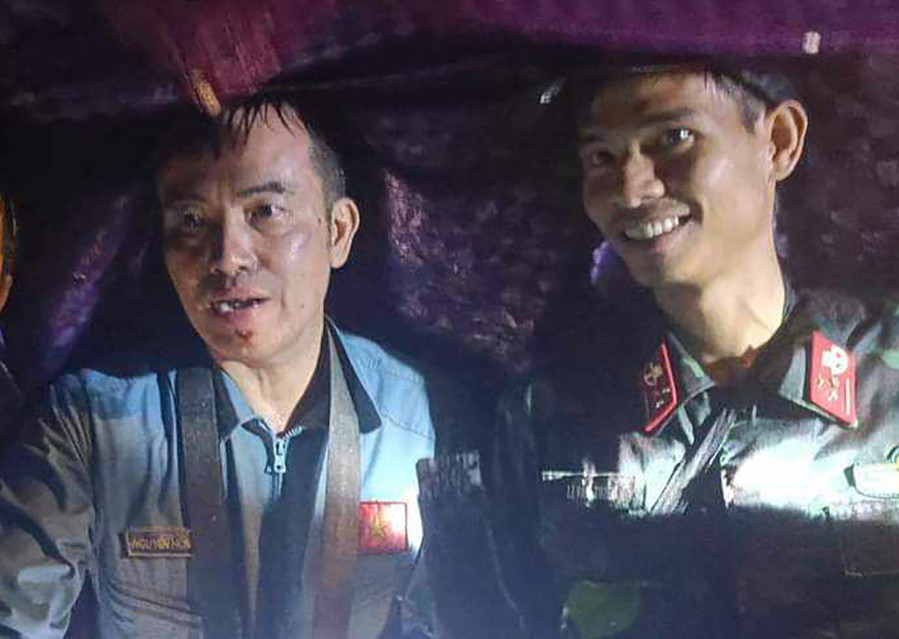 Lực lượng cứu hộ tìm thấy Thượng tá phi công Nguyễn Hồng Quân (trái) đêm 6/11.