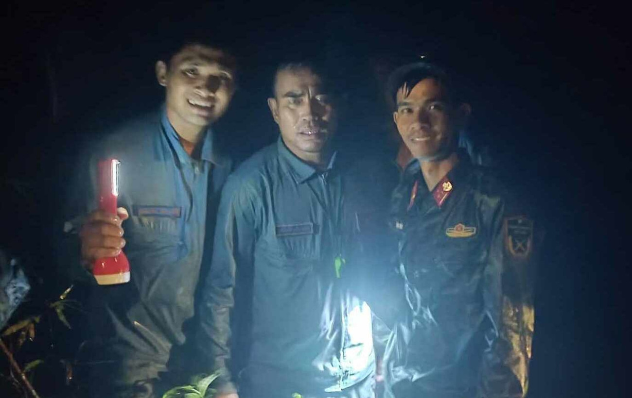 Đại tá phi công Nguyễn Văn Sơn (giữa) được tìm thấy đêm 6/11.