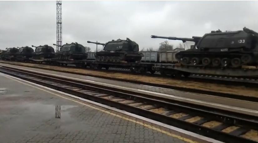 Pháo tự hành xếp hàng dài trên đoàn tàu quân sự Nga đỗ tại thành phố Kerch trên bán đảo Crimea ngày 27/3.