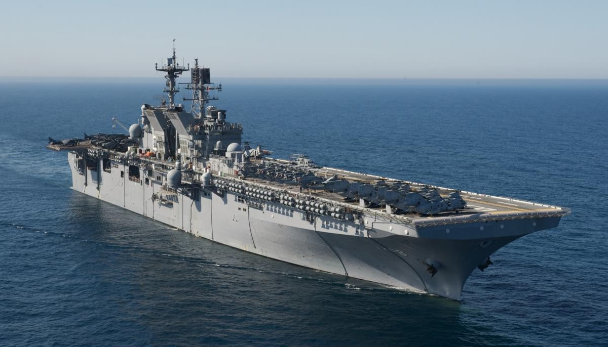 Tàu tấn công đổ bộ USS Makin Island.