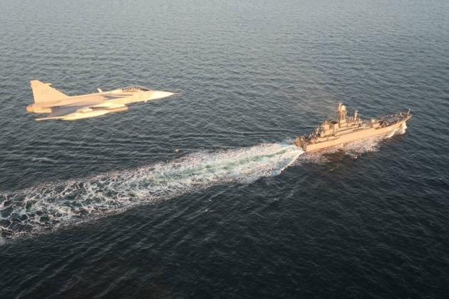 Chiến đấu cơ JAS-39 Thụy Điển tiếp cận tàu chiến Nga Chiến đấu cơ JAS-39 Thụy Điển tiếp cận tàu chiến Nga