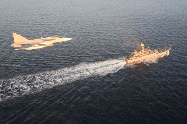 Chiến đấu cơ JAS-39 Thụy Điển tiếp cận tàu chiến Nga