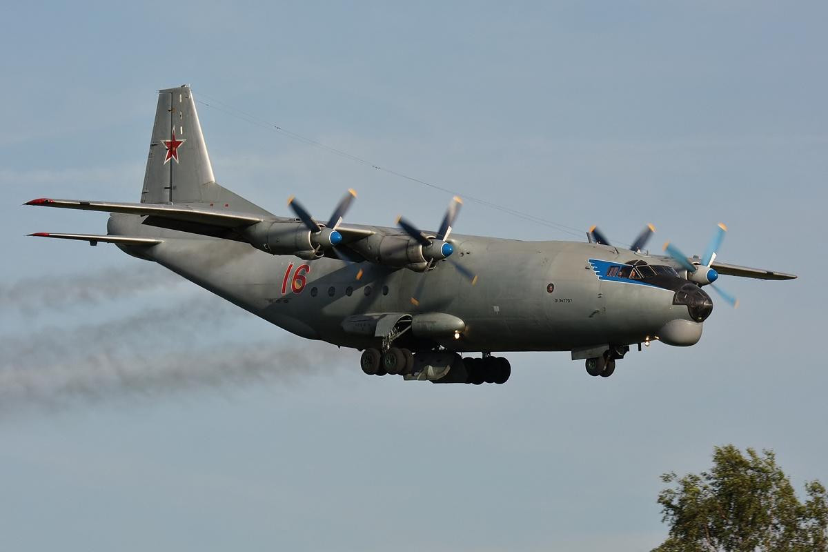 Máy bay vận tải An-12