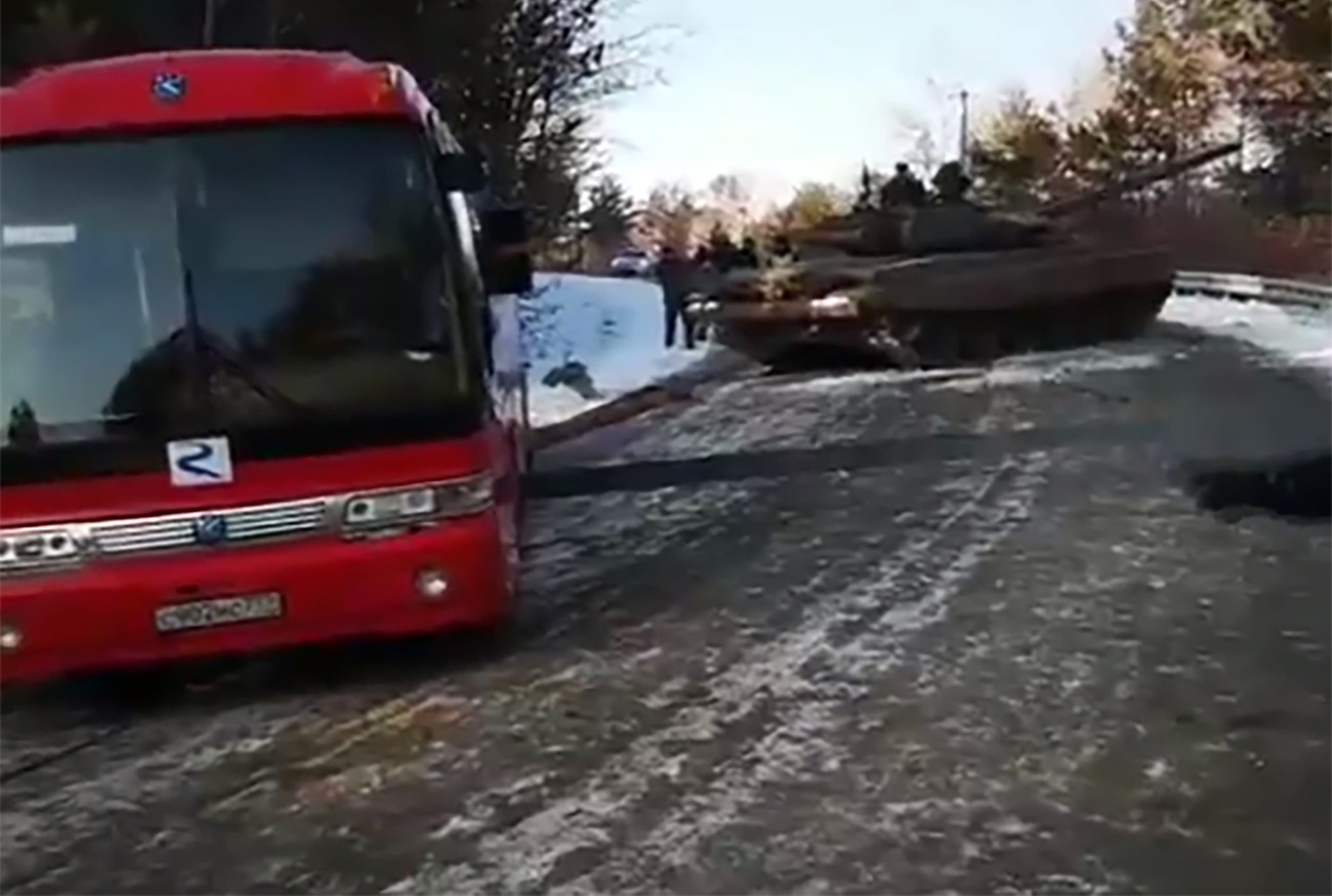 Xe tăng T-80 đang được điều động để kéo xe khách gặp nạn Xe tăng T-80 đang được điều động để kéo xe khách gặp nạn