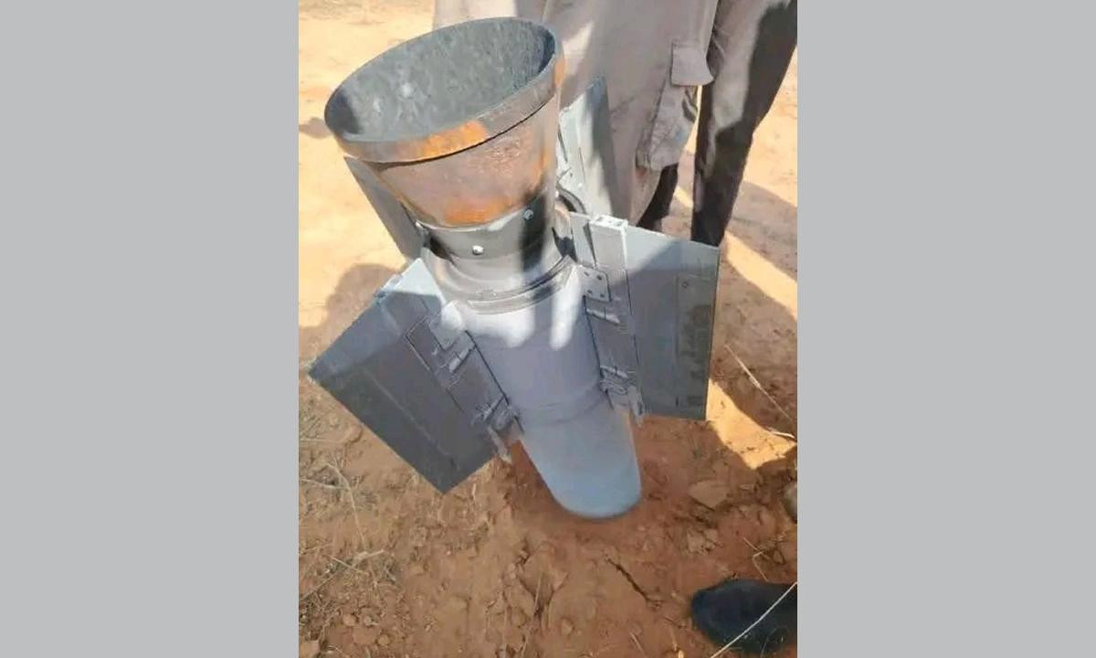 Vật thể được cho là xác tên lửa của hệ thống FK-2000 gần hiện trường máy bay Il-76 Sudan rơi hôm 4/11. Vật thể được cho là xác tên lửa của hệ thống FK-2000 gần hiện trường máy bay Il-76 Sudan rơi hôm 4/11.