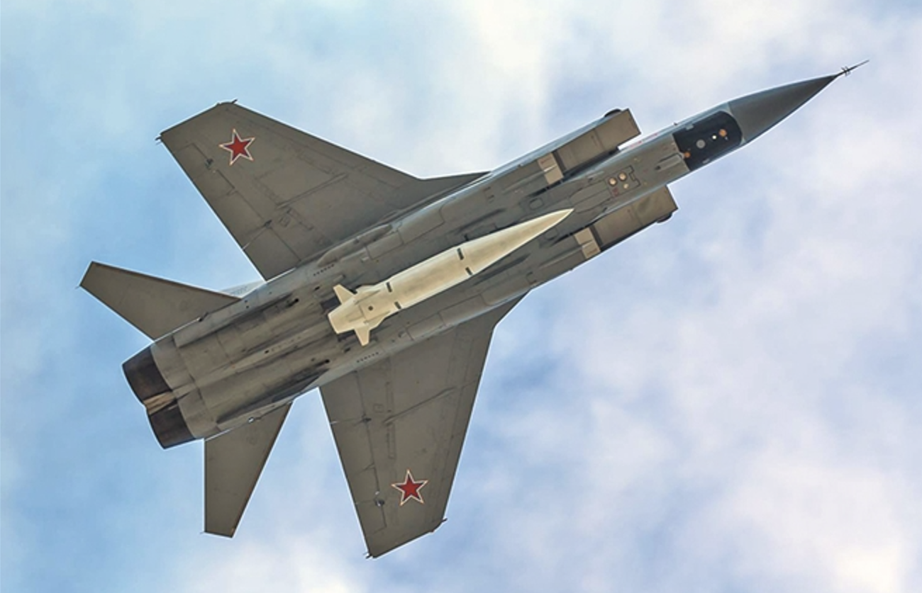 Tiêm kích MiG-31 trang bị tên lửa siêu vượt âm Kinzhal