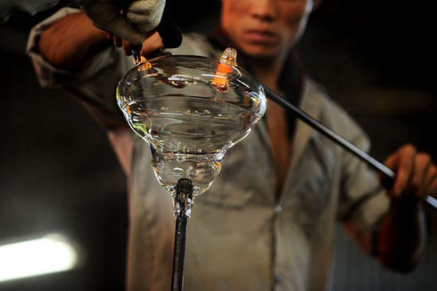 Nhọc nhằn mưu sinh bên "hỏa ngục" giữ nghề thổi thủy tinh ảnh 7