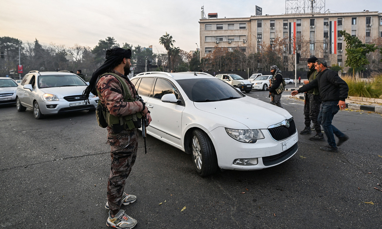 Thành viên liên minh phiến quân đứng gác trên đường phố thủ đô Damascus, Syria ngày 8/12 Thành viên liên minh phiến quân đứng gác trên đường phố thủ đô Damascus, Syria ngày 8/12