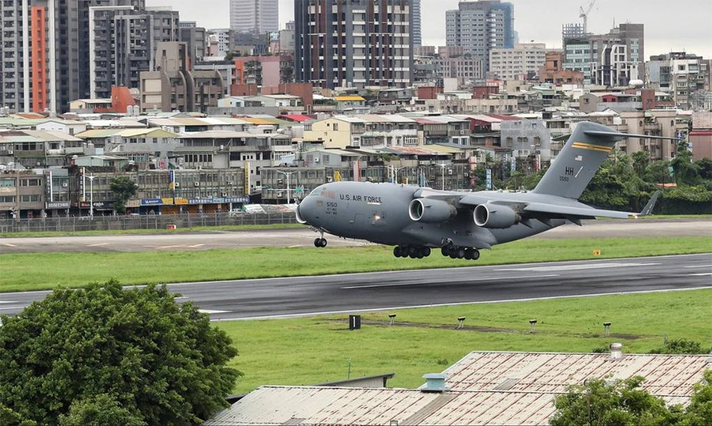Máy bay vận tải C-17 của Mỹ hạ cánh xuống đảo Đài Loan Máy bay vận tải C-17 của Mỹ hạ cánh xuống đảo Đài Loan