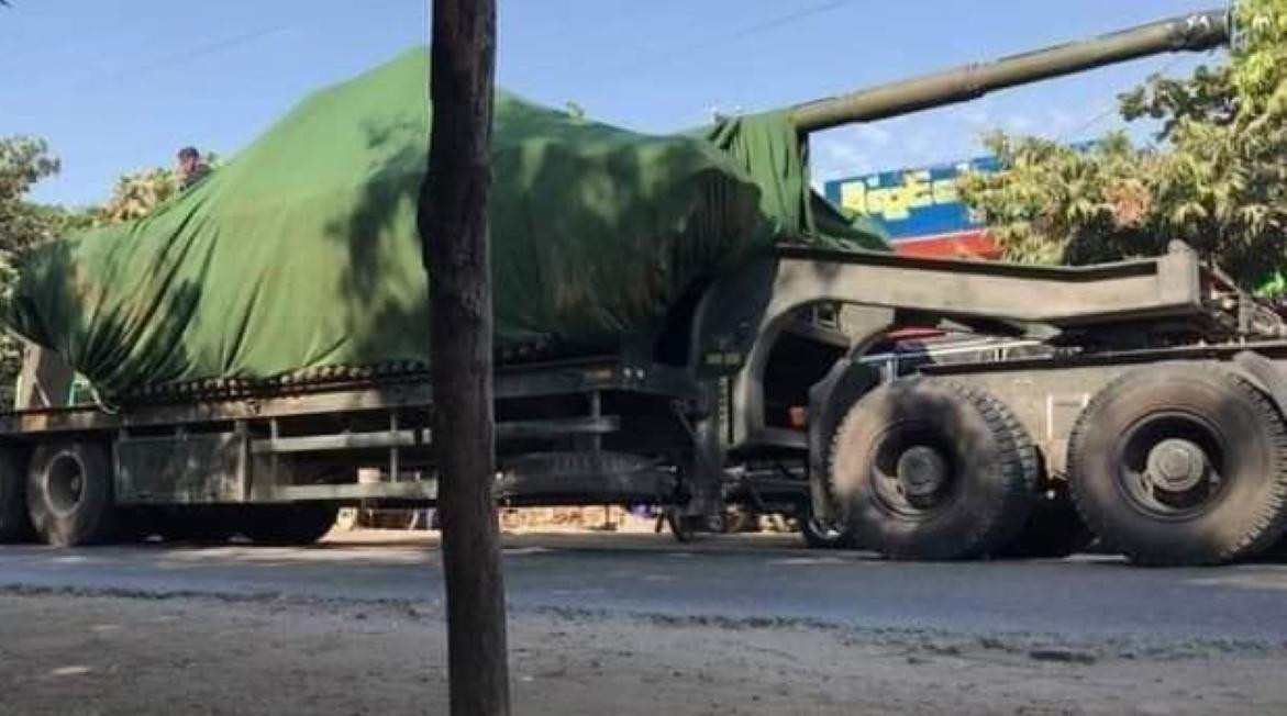 Xe tăng được chở đi trên đường phố Myanmar