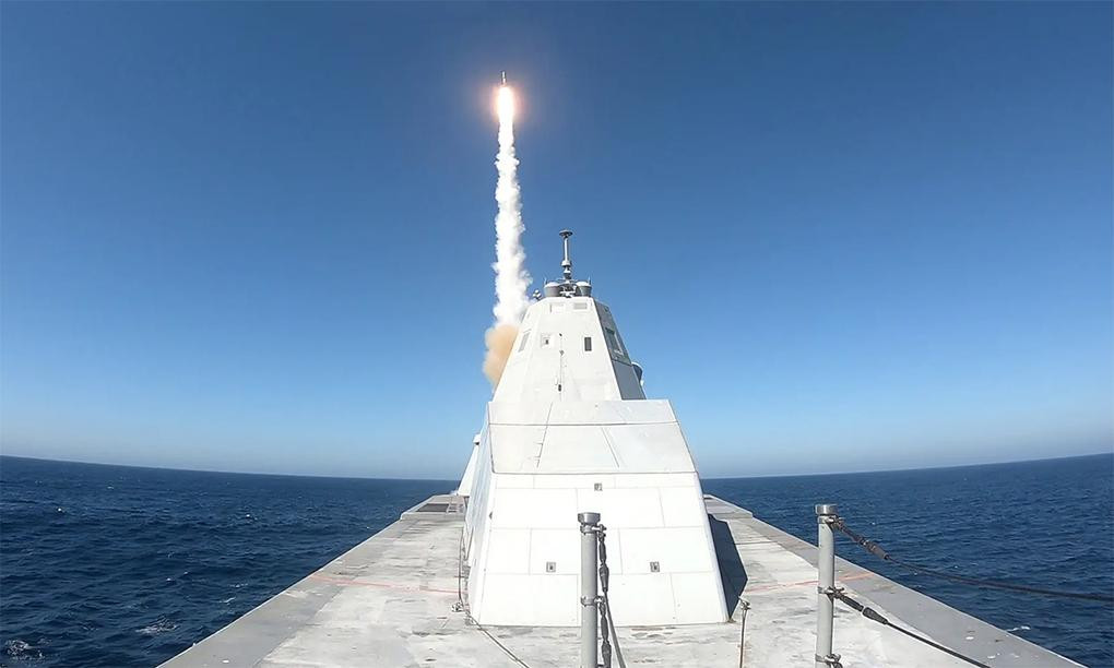 Khu trục tàng hình USS Zumwalt đang phóng tên lửa