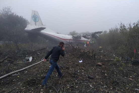 Máy bay An-12 Ukraine buộc phải hạ cánh khẩn cấp vì hết nhiên liệu