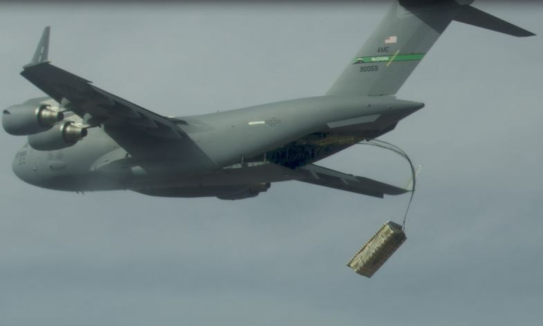 Tên lửa hành trình AGM-158 JASSM được thả từ máy bay vận tải C-17