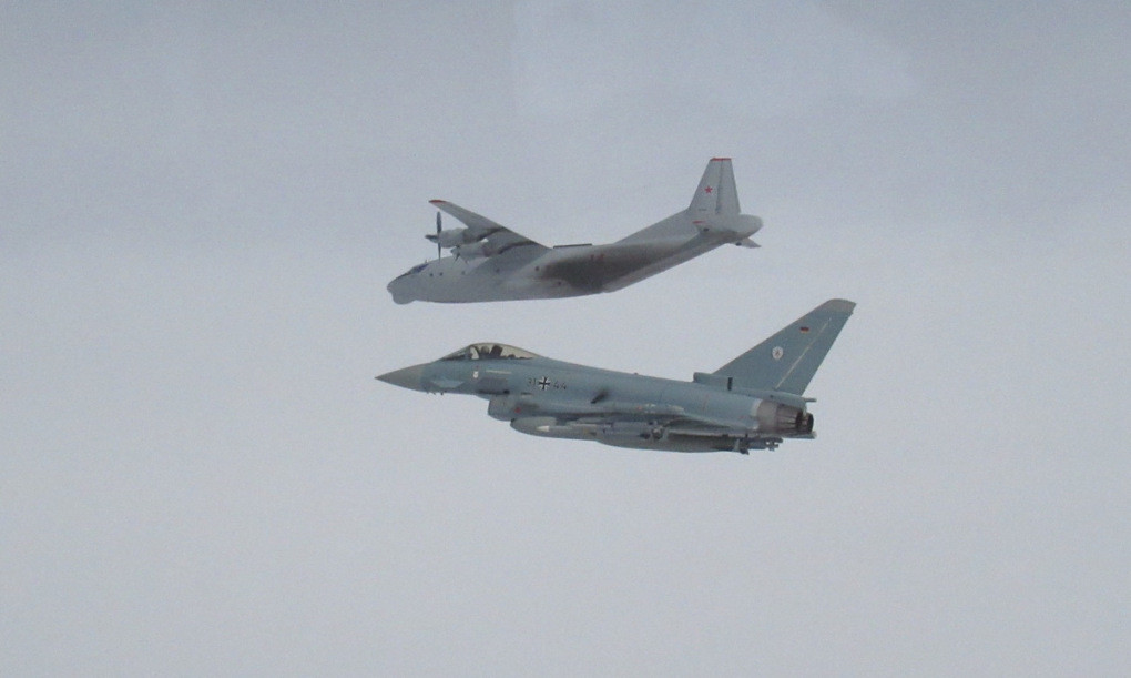 Tiêm kích Typhoon Đức bám theo vận tải cơ An-12 Nga trên biển Baltic hôm 17/3