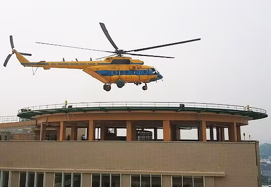 Trực thăng Mi-171 hạ cánh xuống sàn đáp trên nóc bệnh viện
