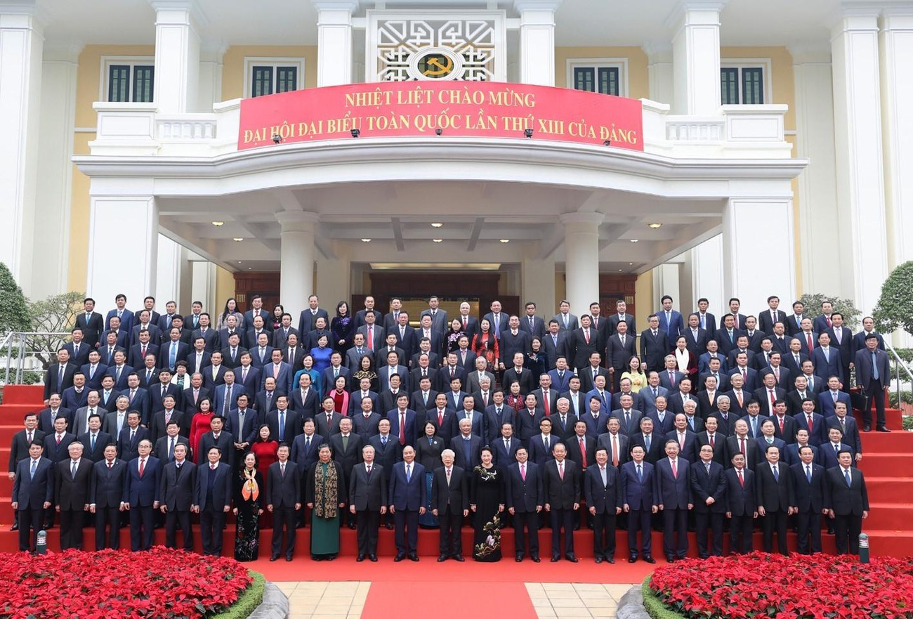 Tổng Bí thư, Chủ tịch nước Nguyễn Phú Trọng, Thủ tướng Nguyễn Xuân Phúc và Chủ tịch Quốc hội Nguyễn Thị Kim Ngân cùng các đồng chí lãnh đạo Đảng, Nhà nước và Ban Chấp hành Trung ương Đảng Cộng sản Việt Nam khóa XII