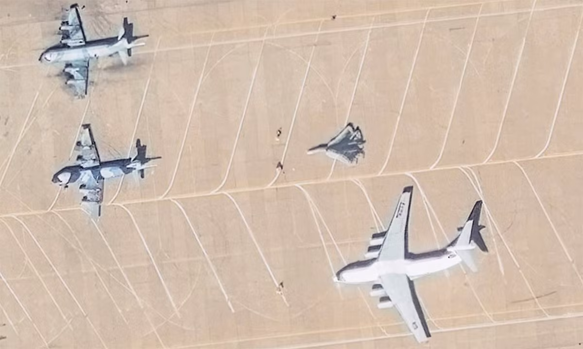 Tiêm kích tàng hình Su-27 cùng vận tải cơ IL-76 Nga đậu cạnh 2 chiếc P-3 Orion